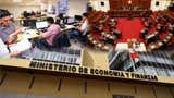 Gratificaciones a trabajadores CAS: Congreso fija piso de S/ 300 y deja en manos del MEF definir su implementación