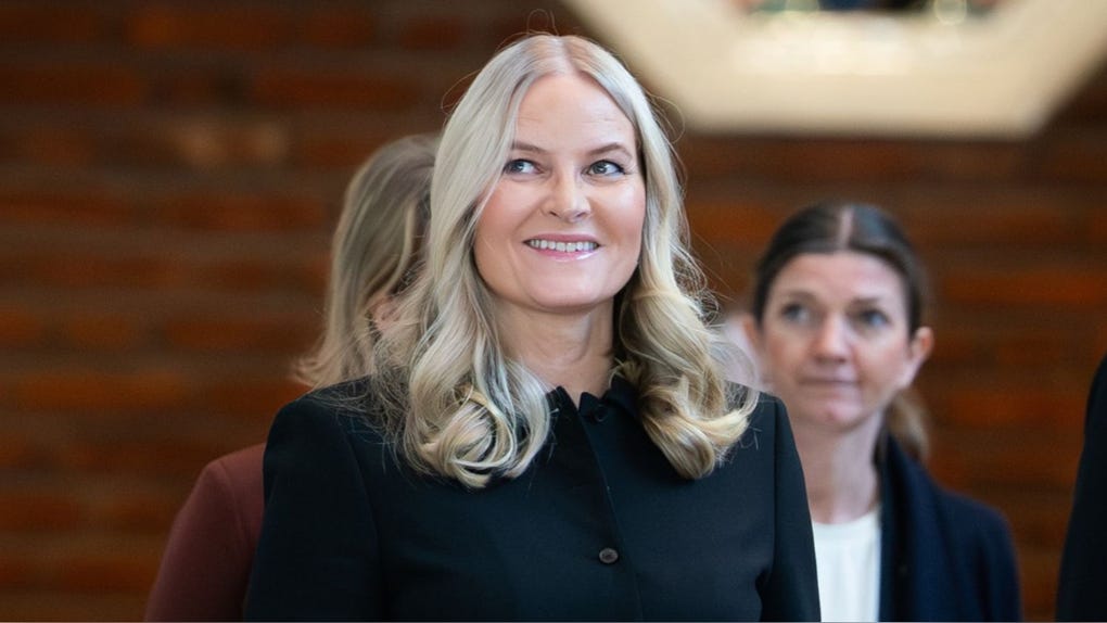 La princesa Mette-Marit está llamada a convertirse en la próxima reina consorte de Noruega, al estar casada con el príncipe heredero Haakon Magnus.