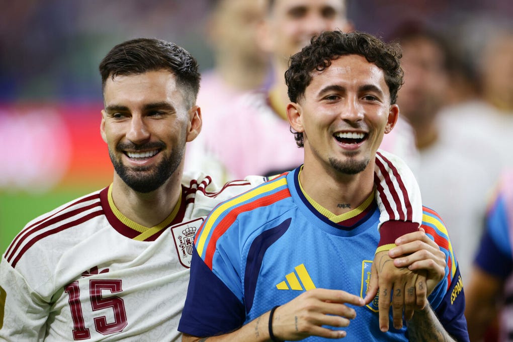 Álex Baena y Mikel Oyarzabal disfrutando el triunfo de España ante Francia.