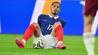 ¡Se desarma la defensa de Francia! William Saliba salió lesionado antes de la media hora