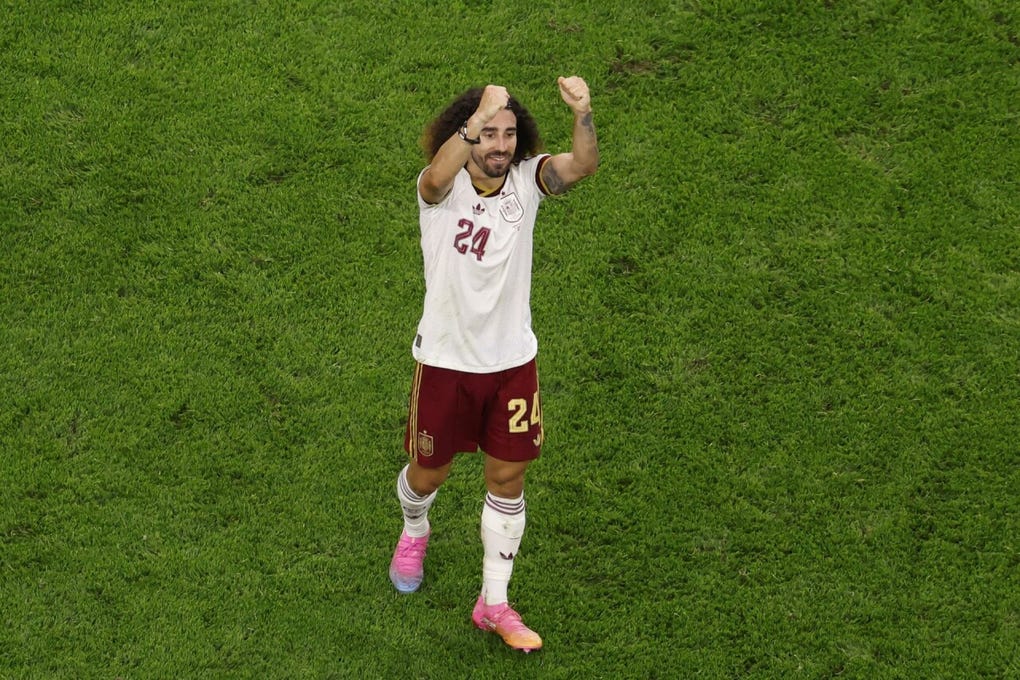 Marc Cucurella celebra frente a la tribuna luego de vencer a Francia.