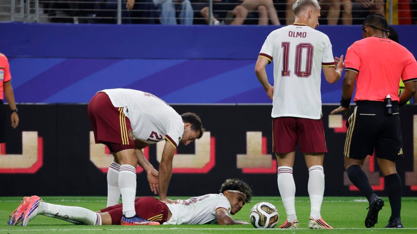 Lucas Digne en su intento de despejar, pateó a Yamal en el área y el árbitro cobró penal.