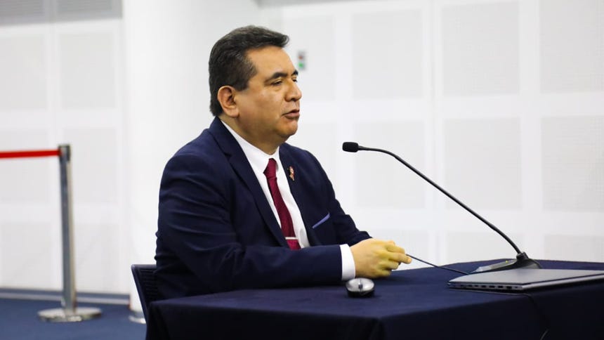Carlos Loyola frente a los siete magistrados que lo evaluaron de manera presencial durante la entrevista personal.