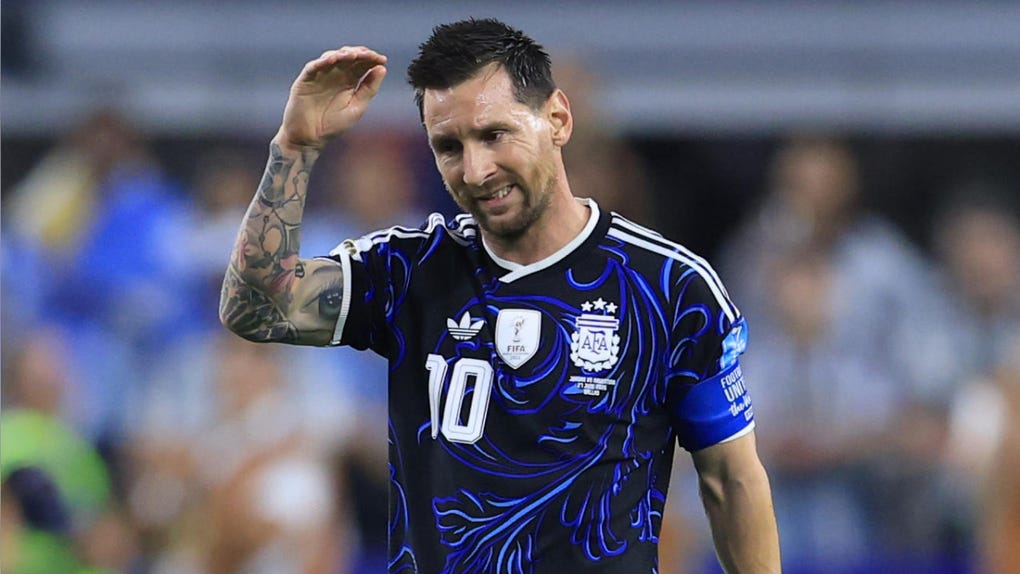 Lionel Messi de Argentina con la camiseta azul ante Jordania en la fase de grupos del Mundial 2026.