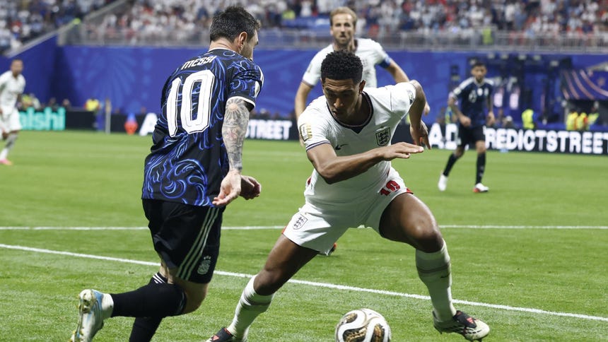 Lionel Messi encarando a Jude Bellingham en el Mundial 2026