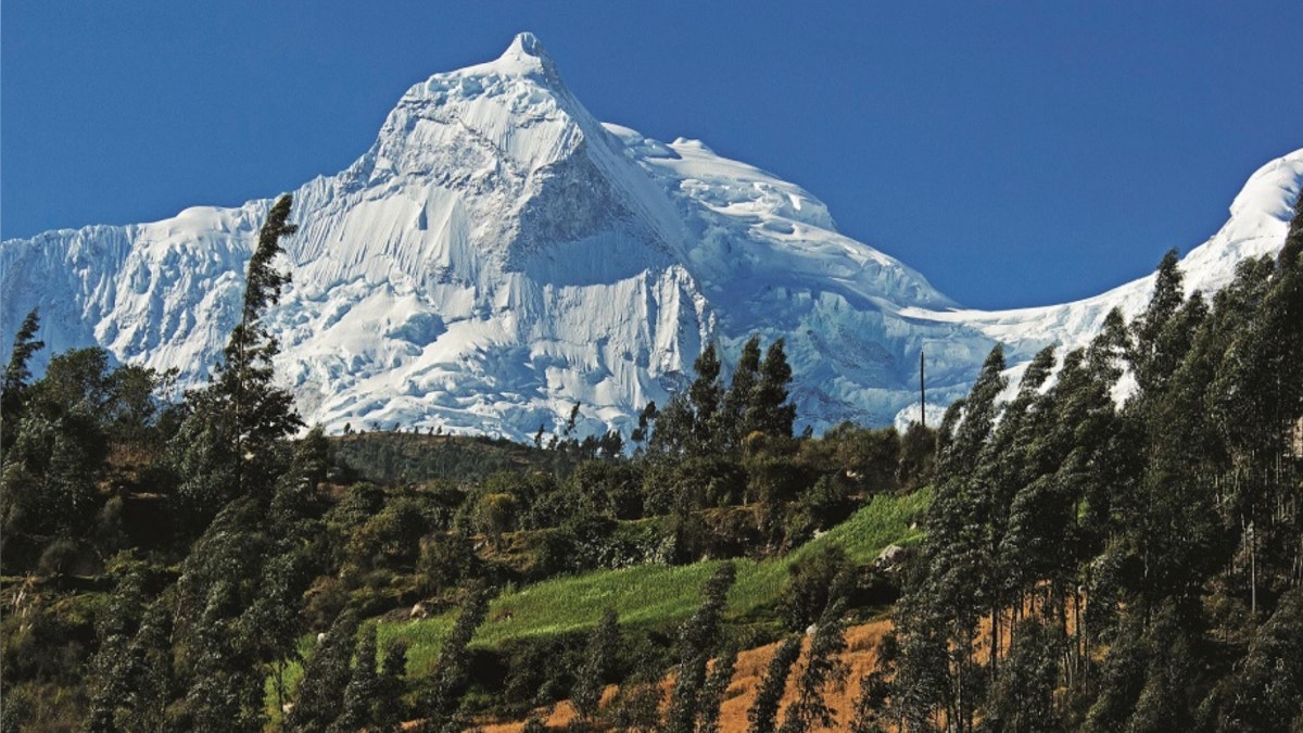 Áncash: helicóptero apoyará búsqueda de los tres montañistas desaparecidos en el nevado Huascarán