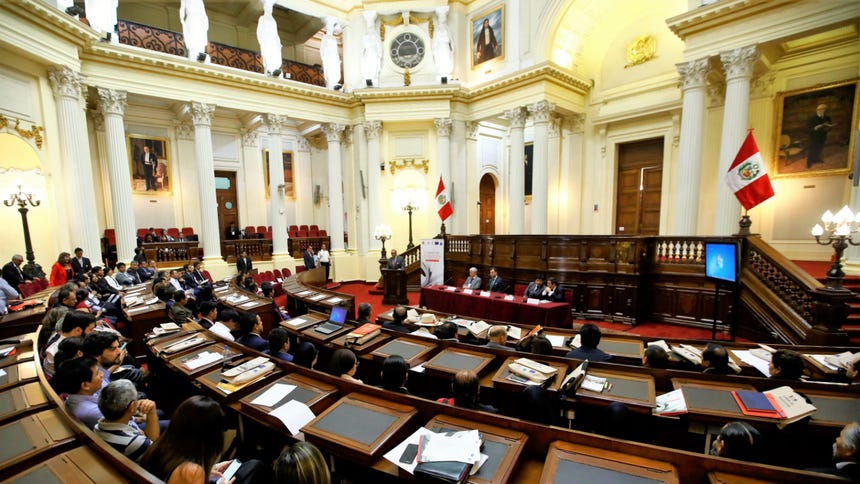 El hemiciclo Raúl Porras Barrenechea es el recinto que hsitóricamente ha albergado a la Cámara de Senadores al interior del Palacio Legislativo