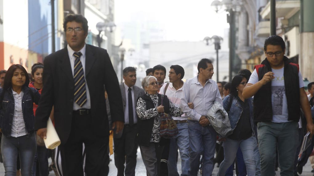 Crece el empleo precario en profesionales universitarios en Lima: aumentó en 37% trabajadores con salarios por debajo de la canasta básica
