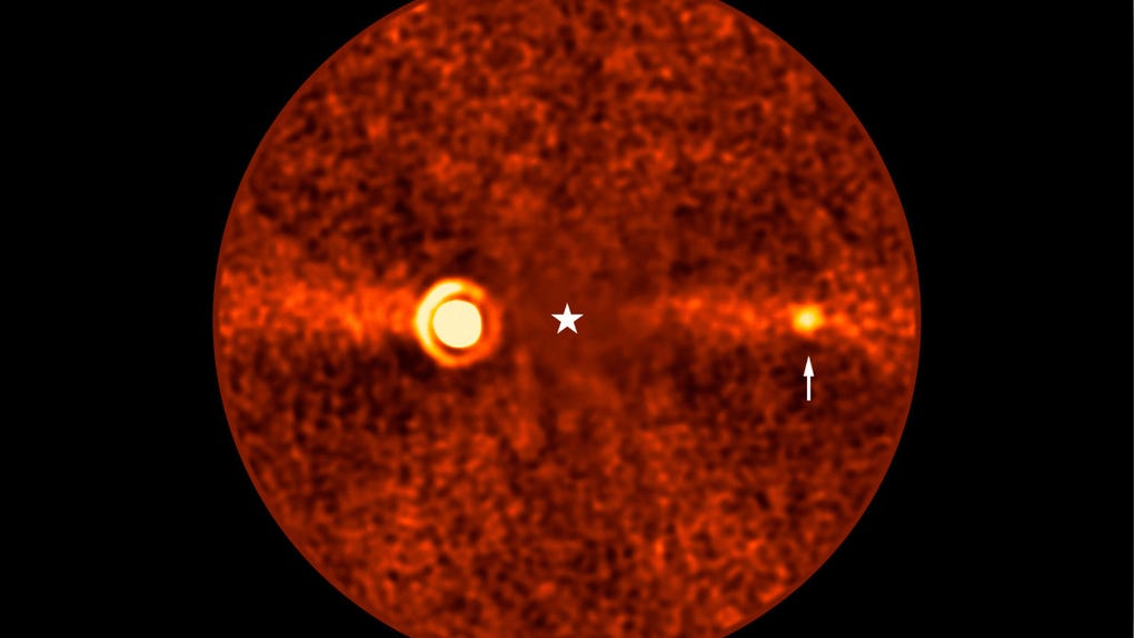 Fotografía de 'Beta Pictoris d', obtenida con el Very Large Telescope (VLT) de ESO, en la que se indica con una flecha el exoplaneta descubierto.