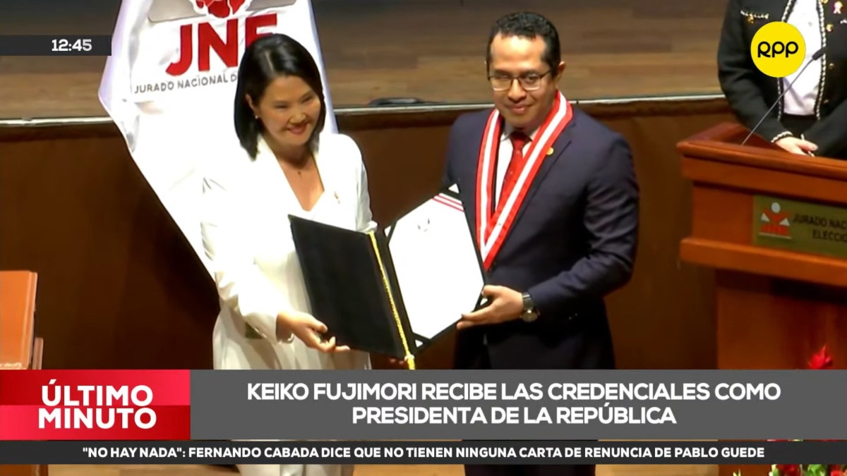 Keiko Fujimori recibió las credenciales de presidenta de la República por parte del JNE