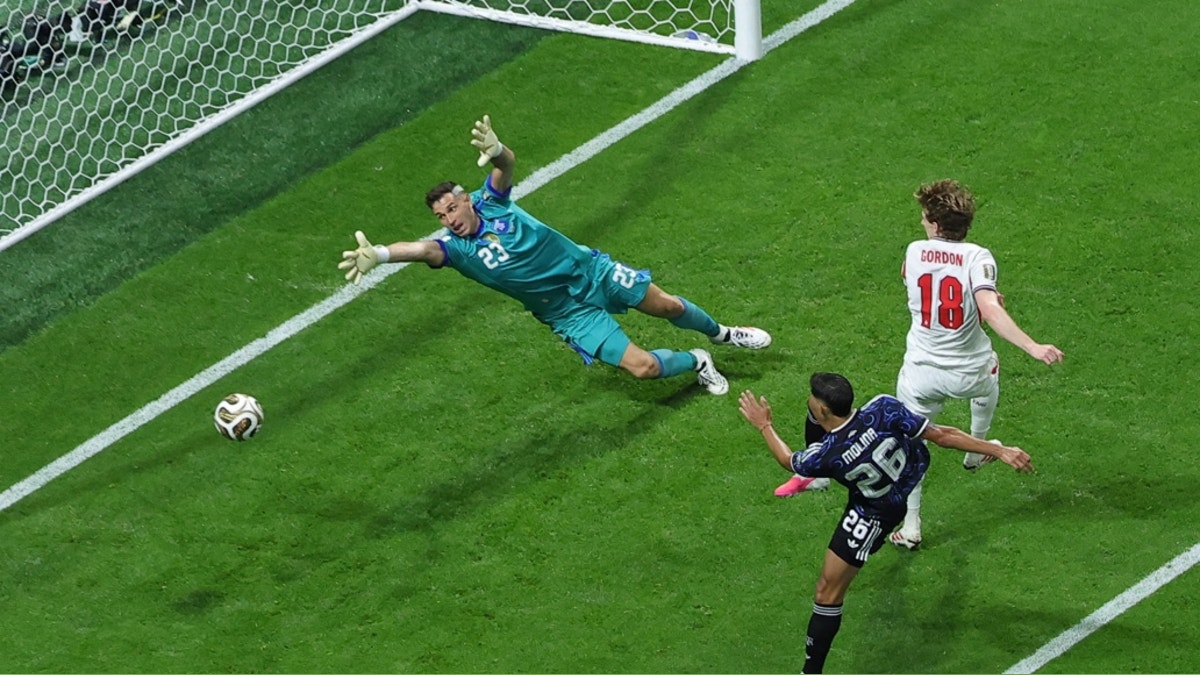 Lo sufre Argentina: Anthony Gordon anotó el 1-0 de Inglaterra por las semifinales del Mundial 2026