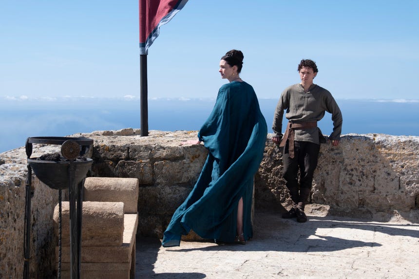 Anne Hathaway interpreta a Penélope, la esposa de Odiseo, mientras que Tom Holland encarna a su hijo, Telémaco.