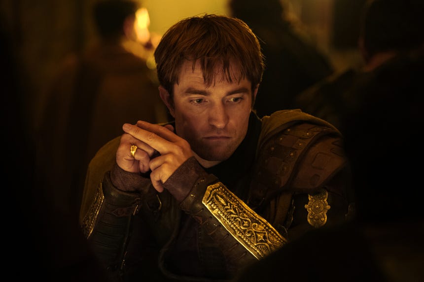 Robert Pattinson interpreta a Antínoo, uno de los principales pretendientes de Penélope.