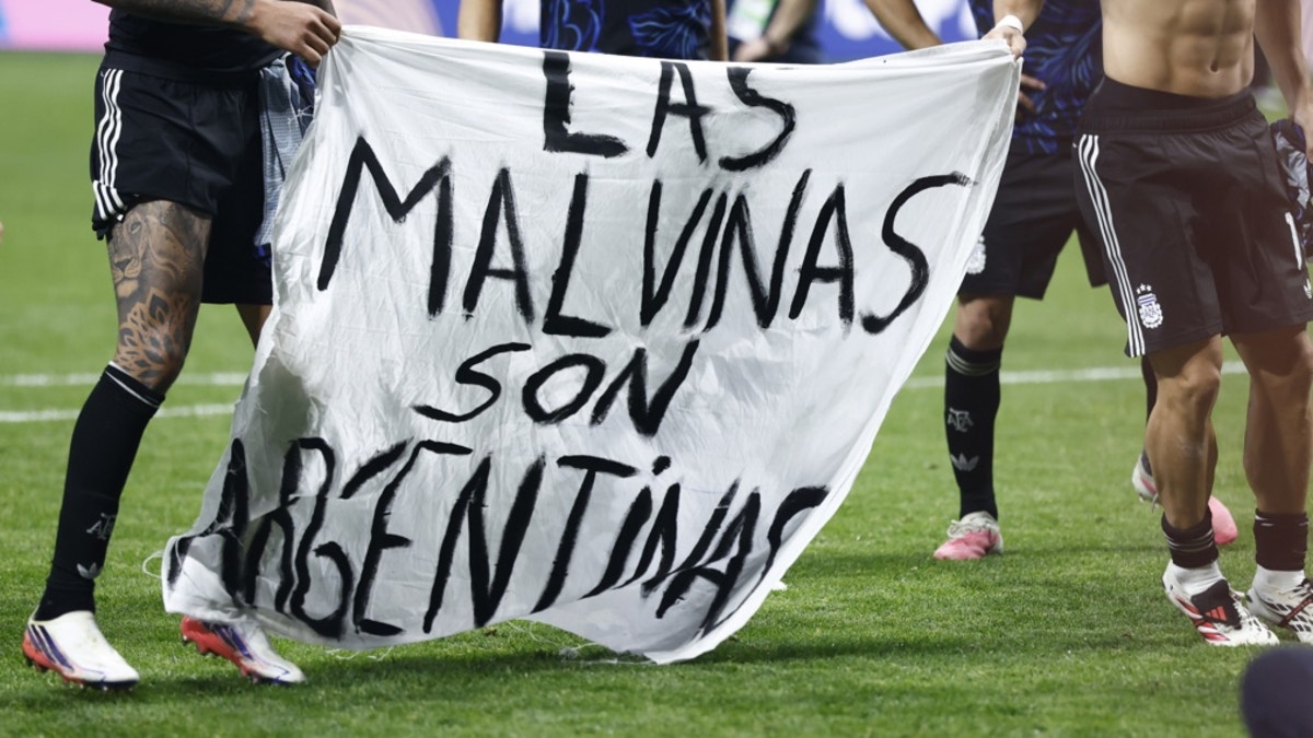 El provocador festejo de los jugadores de Argentina tras vencer a Inglaterra: "Las Malvinas son argentinas"