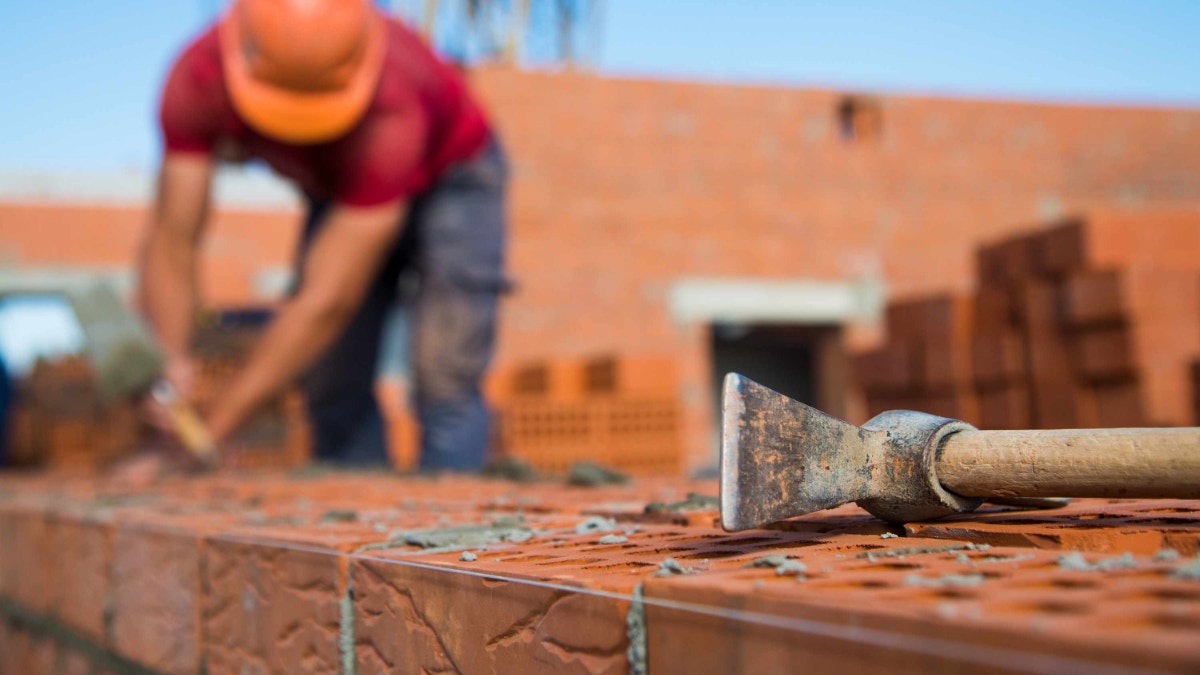 ¿Vas a construir o ampliar tu casa? Estas son las distancias que debes respetar para evitar riesgos eléctricos