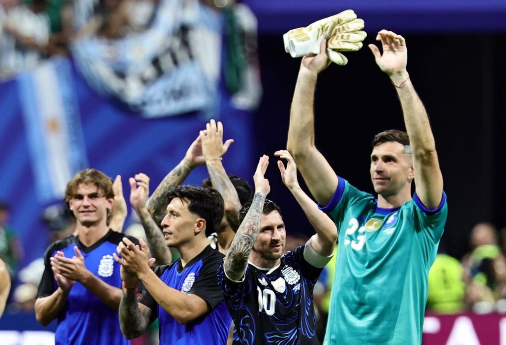Con Dibu Martínez, los jugadores argentinos celebran el triunfo ante Inglaterra.