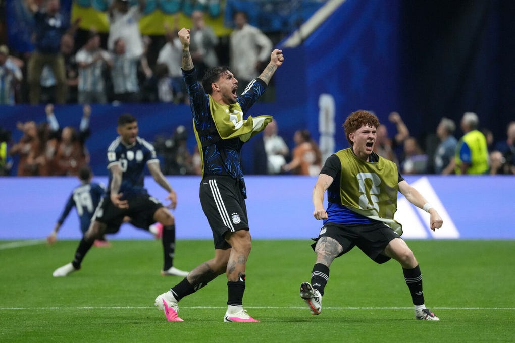 Leandro Paredes y Valentín Barco celebran la clasificación a la final del Mundial 2026.
