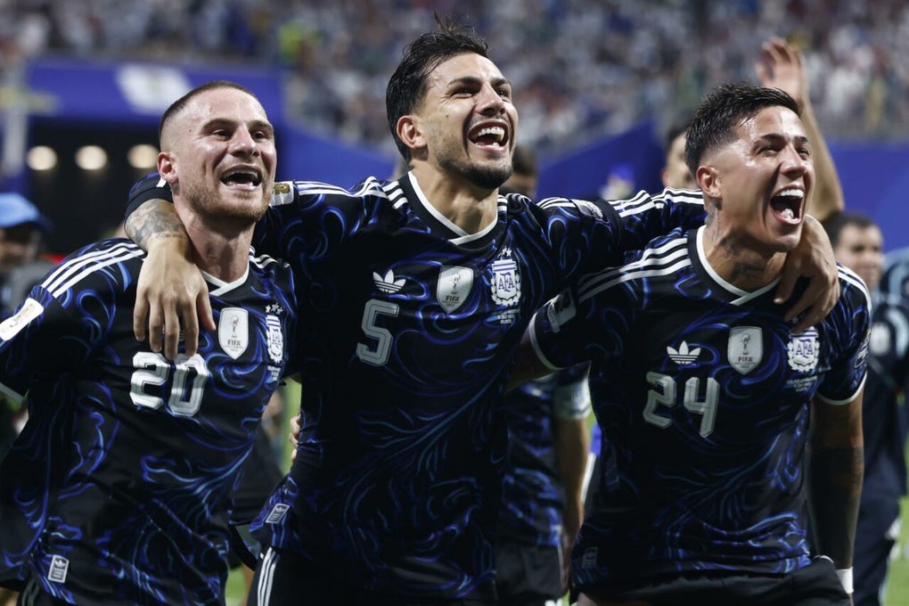 McAllister, Paredes y Fernández festejan frente a los hinchas argentinos.