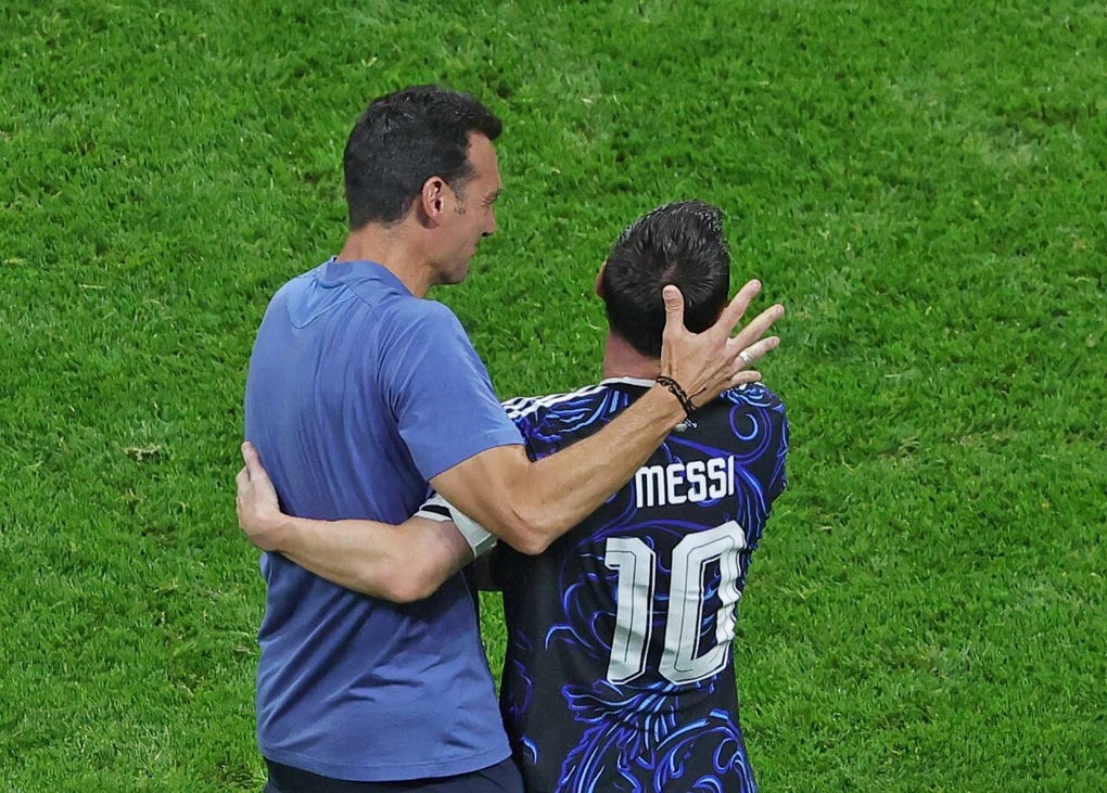 Lionel Scaloni y Messi celebrando el triunfo en Atlanta.