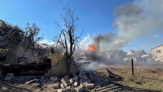 Al menos tres muertos y siete heridos en ataque ruso con bombas guiadas en región de Sumi