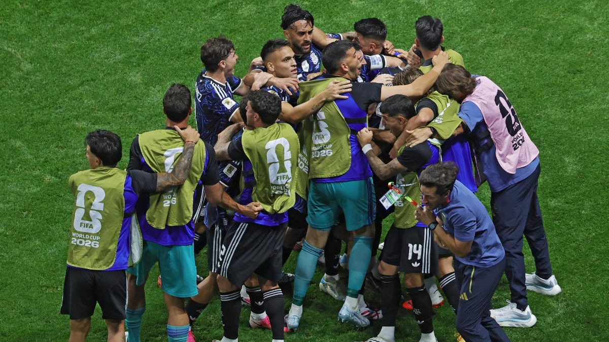 ¡La fe Albiceleste! Enzo Fernández pone el empate ante Inglaterra y hace estallar Atlanta
