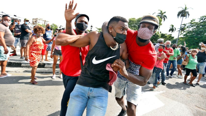 Un hombre siendo detenido durante las protestas contra el régimen en La Habana el 11 de julio de 2021. Cinco años después de este histórico estallido, Cuba vive protestas a diario.
