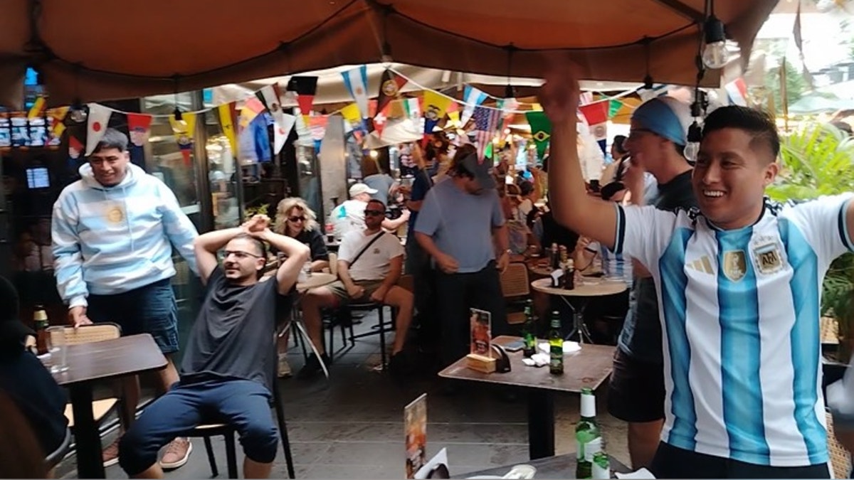 “Todos los rivales nos hacen sufrir muchísimo”: fanáticos argentinos en Lima y su euforia tras el pase a la final del Mundial 2026