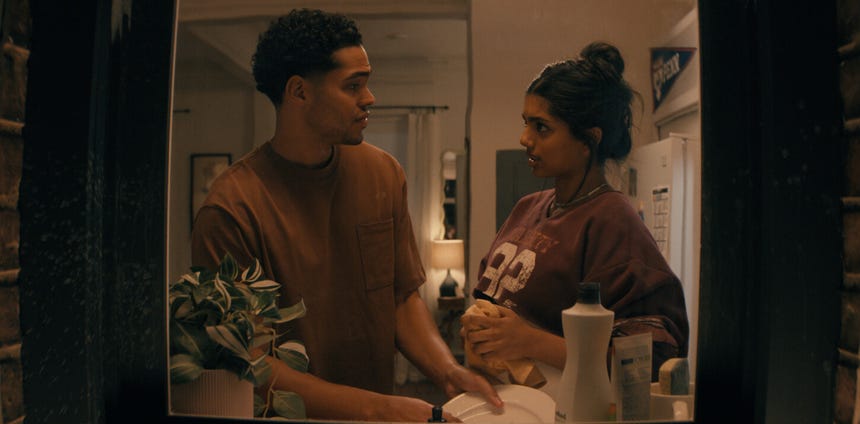 Avantika es Abby Chilukuri y Nicholas Duvernay interpreta a Kel Washington en 'No aptos para trabajar'.