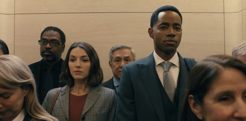 Jay Ellis da vida a Bill Gibson, director general de Fisher Stassen, en 'No aptos para trabajar'.