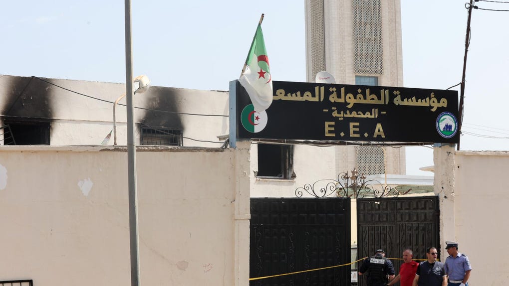 La policía monta guardia tras el incendio que ha afectado a un orfanato en Mohammadia, un barrio de Argel, Argelia, el 16 de julio de 2026.