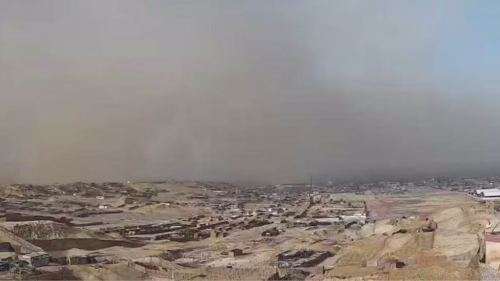 Los fuertes vientos han causado levantamiento de polvo en Arequipa.