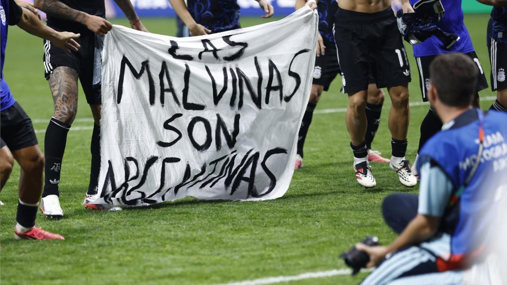 Jugadores argentinos sacaron esta pancarta tras el triunfo sobre Inglaterra.