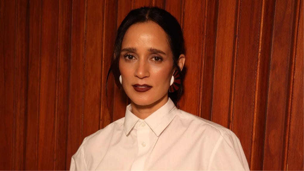 Julieta Venegas enfrenta críticas por su canción 'La niña futbolista'.