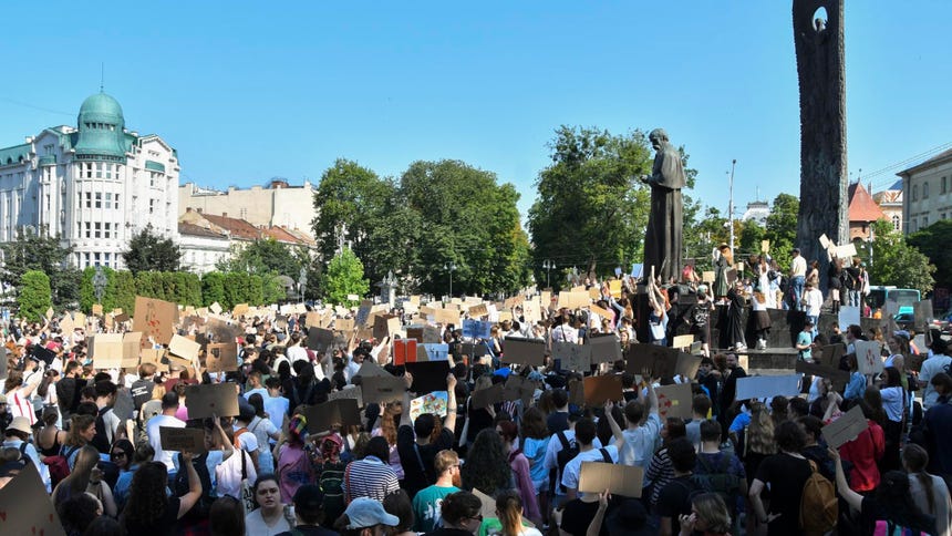 Los ucranianos se manifiestan contra la destitución del ministro de Defensa ucraniano, Mykhailo Fedorov, en el centro de Leópolis, al oeste de Ucrania, el 16 de julio de 2026, en medio de la invasión rusa en curso.