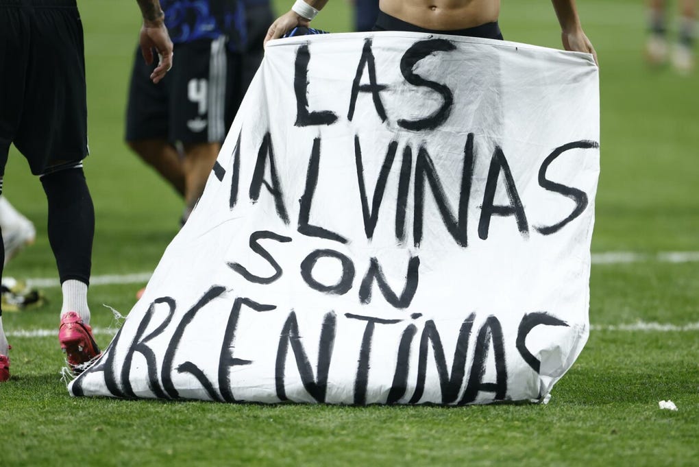 El Gobierno británico dijo este jueves que espera que la FIFA abra una investigación después de que futbolistas de la Selección Argentina desplegaran una pancarta reivindicando la soberanía sobre las islas Malvinas, situadas en el Atlántico sur, tras derrotar a Inglaterra en la semifinal del Mundial.