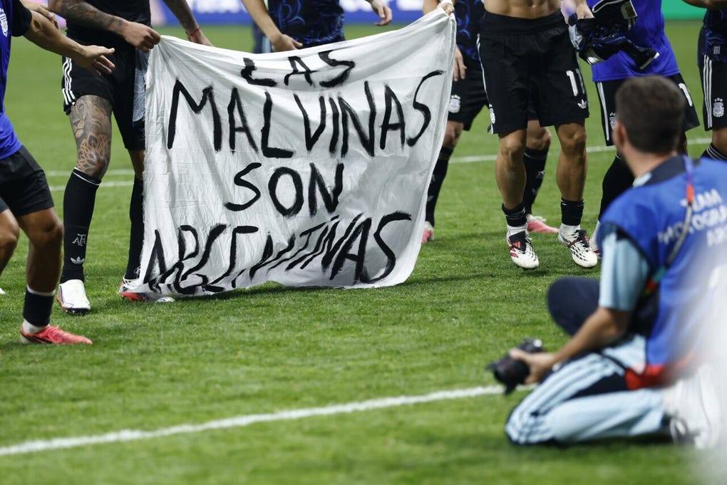 Durante una entrevista con la BBC, el ministro británico de Ciencia, Innovación y Tecnología, Peter Kyle, afirmó que el gesto de los futbolistas fue totalmente inapropiado y subrayó que la política debe mantenerse al margen del fútbol.