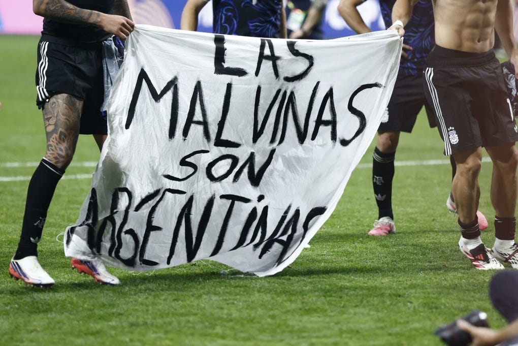 Espero que la FIFA lleve a cabo una investigación exhaustiva, declaró Peter Kyle, que recordó que uno de los principios fundamentales de la Copa del Mundo es que la política esté separada del fútbol.