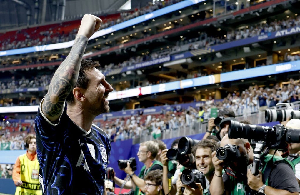 Los jugadores argentinos defendieron la exhibición este miércoles, tras el triunfo por 1 a 2 ante Inglaterra, una bandera con la leyenda Las Malvinas son argentinas, en alusión al archipiélago del Atlántico sur por el que Argentina y el Reino Unido se enfrentaron en una guerra en 1982.