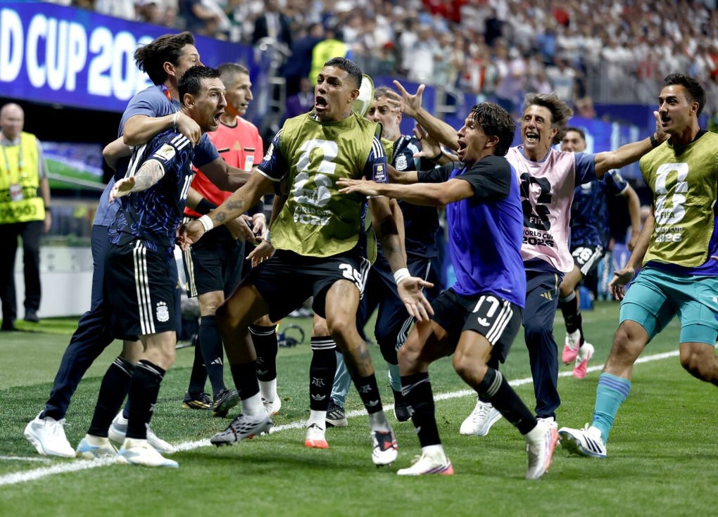 Considerado un partido de alto riesgo por la fuerte rivalidad de las dos hinchadas, las autoridades de seguridad de Estados Unidos y la FIFA prohibieron a los aficionados ingresar al estadio de Atlanta con banderas o insignias políticas, incluyendo aquellas con reivindicaciones relativas a las Malvinas.