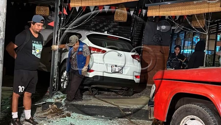Así terminó la camioneta tras despistarse.