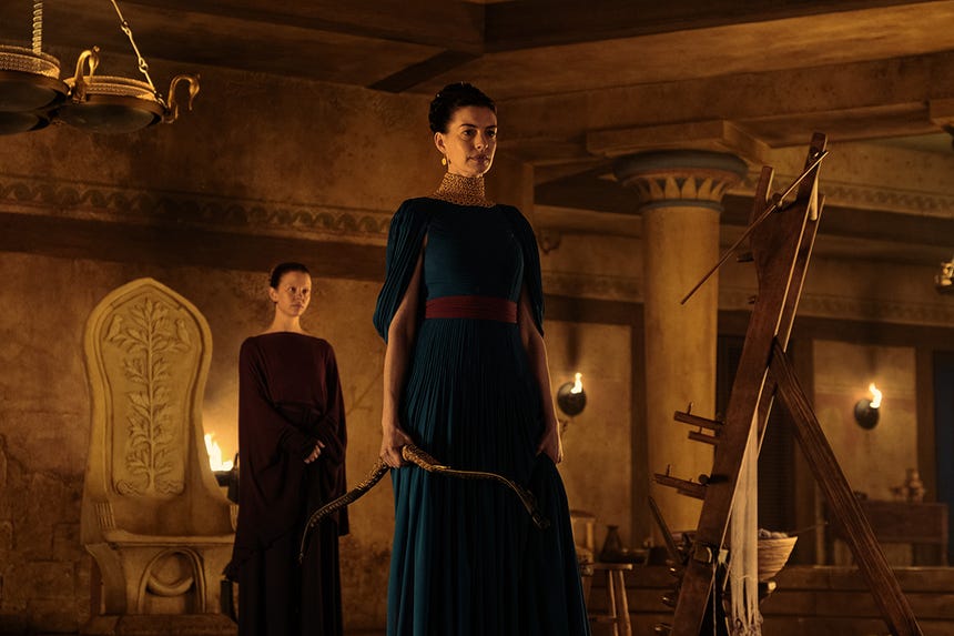 Penélope (Anne Hathaway) es la esposa de Odíseo.   