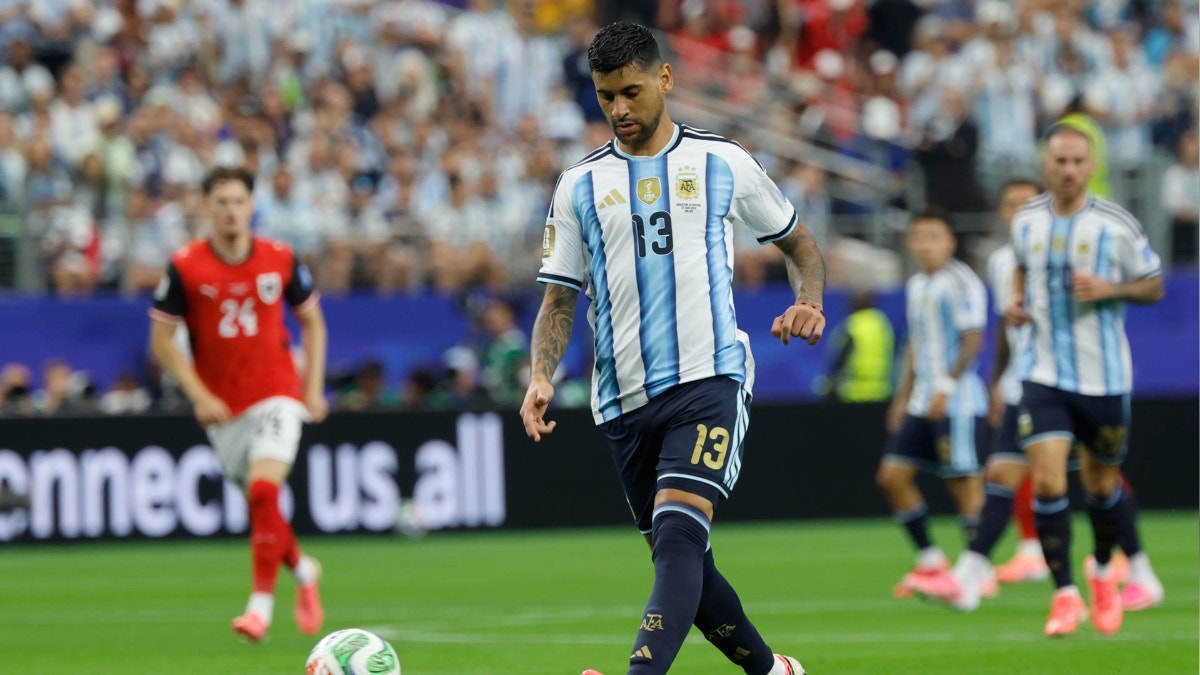 Réplica inglesa: Gary Neville no se guarda nada y le respondió al 'Cuti' Romero tras calificarlo de "estúpido"