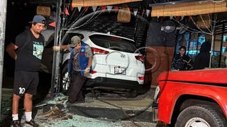 Camioneta fuera de control se despistó y terminó dentro de un restaurante en San Borja [VIDEO]