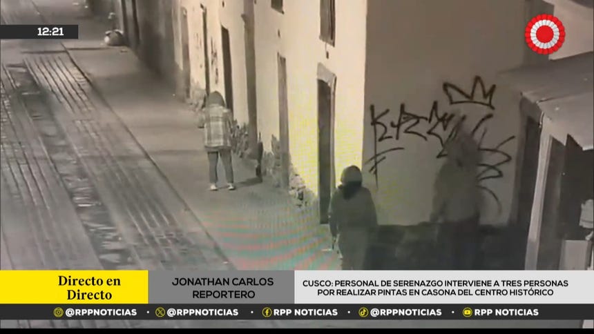 Durante el registro personal, los agentes encontraron los aerosoles de color negro que habrían sido utilizados para realizar las pintas.