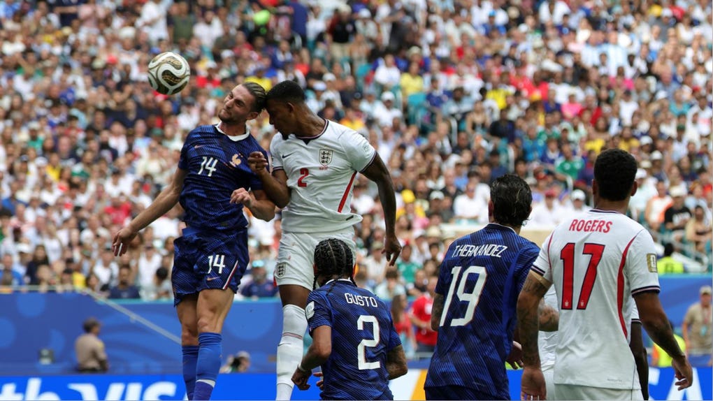 Ezri Konsa anotó un gran cabezazo tras el centro de Declan Rice