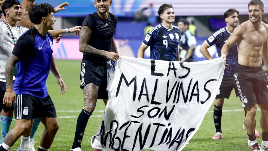 La polémica proviene por la bandera vista tras la victoria de Argentina vs. Inglaterra
