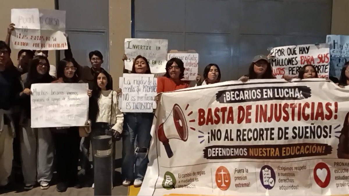Becarios del Pronabec acampan en el frontis del Minedu y anuncian que acudirán a la casa de Keiko Fujimori