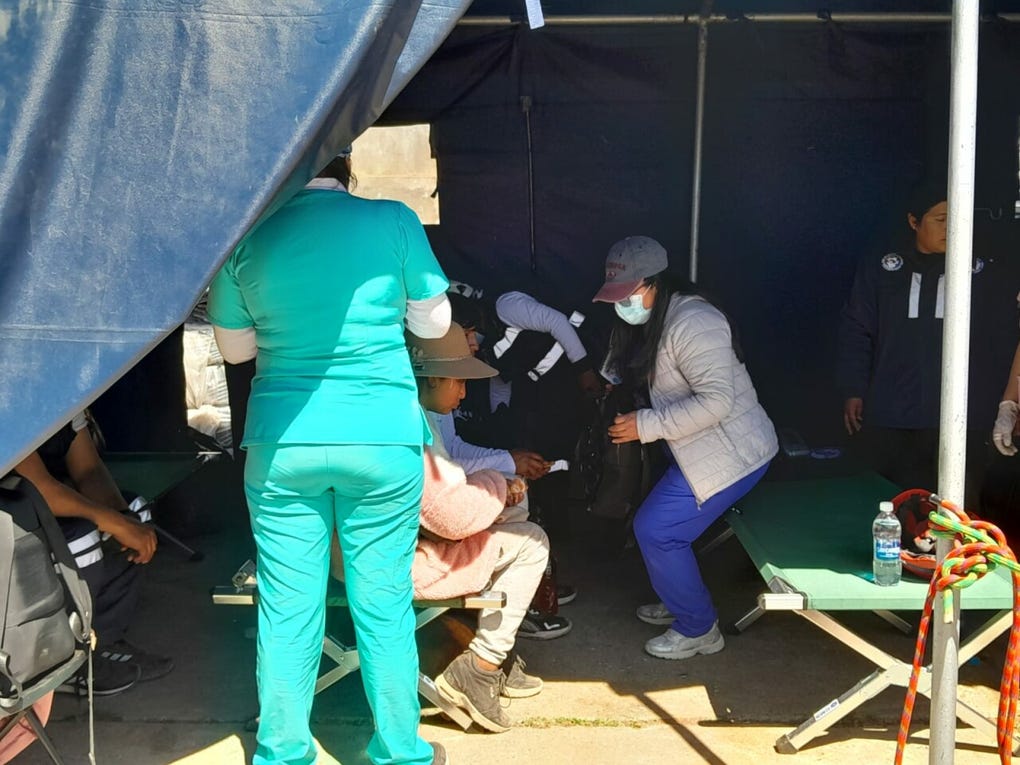 Personal de salud realizando atención médica.