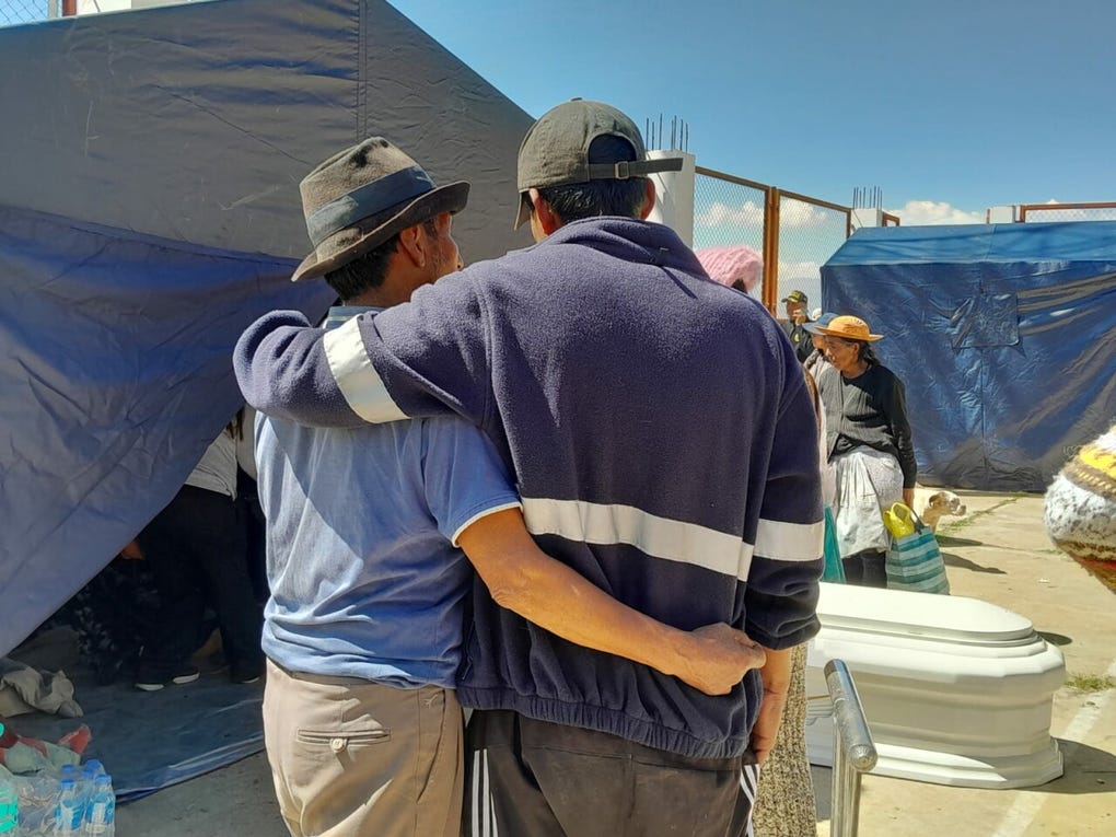 En una de las carpas son velados los restos de cuatro víctimas.