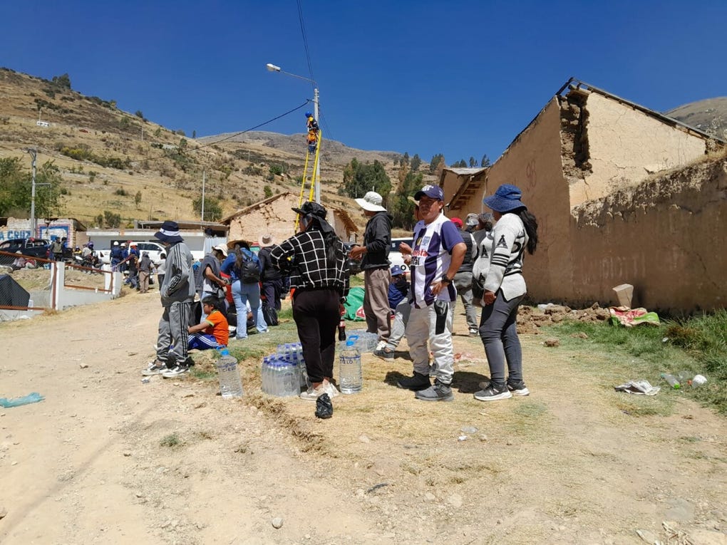 Personas reciben atención y también ayudan tras el sismo en Junín.